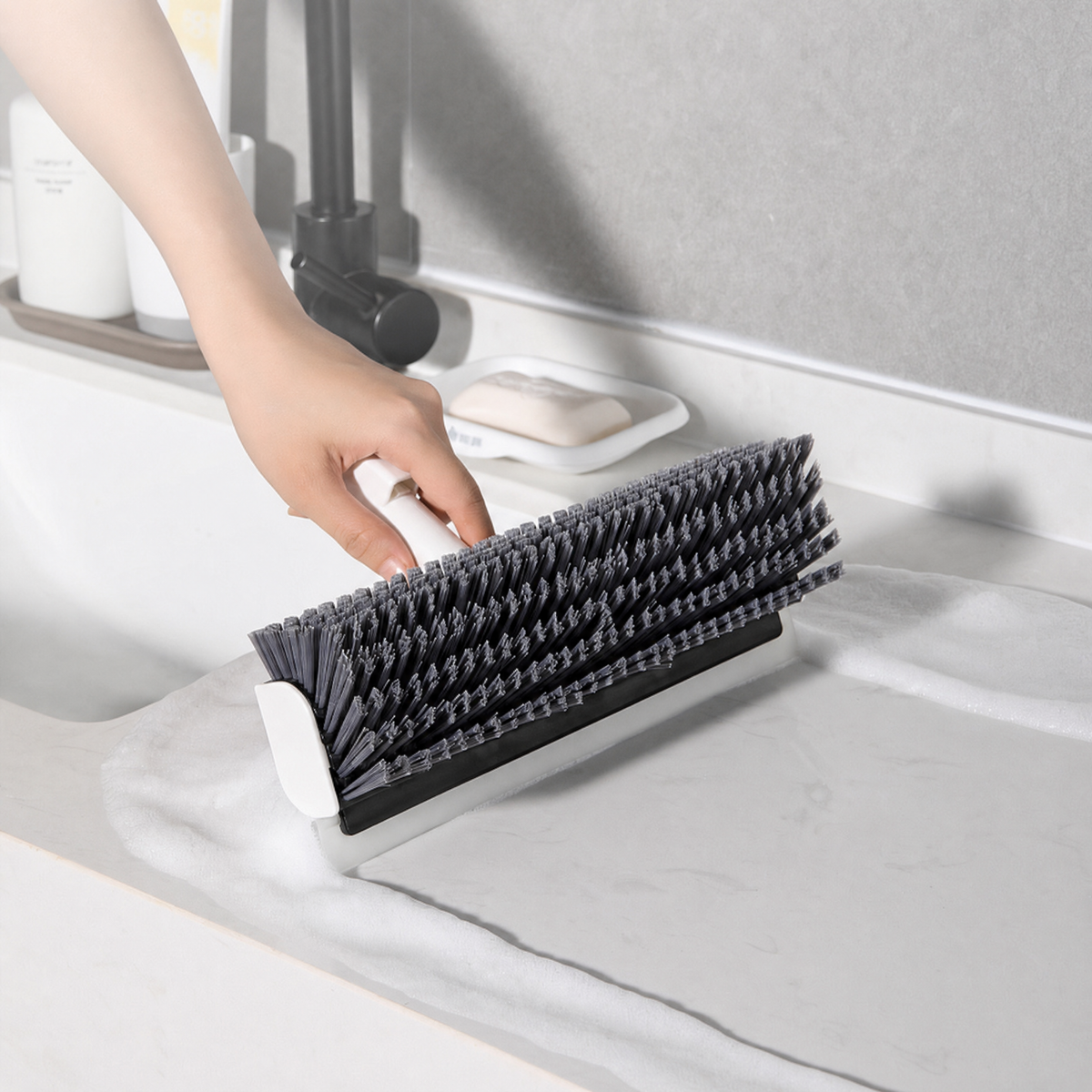 ScrubHero™ – Die 3-in-1 Bodenbürste mit Gummiabzieher & Drehkopf