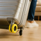 LuggageGrip™ – Der leise Silikon-Schutz für deine Kofferrollen